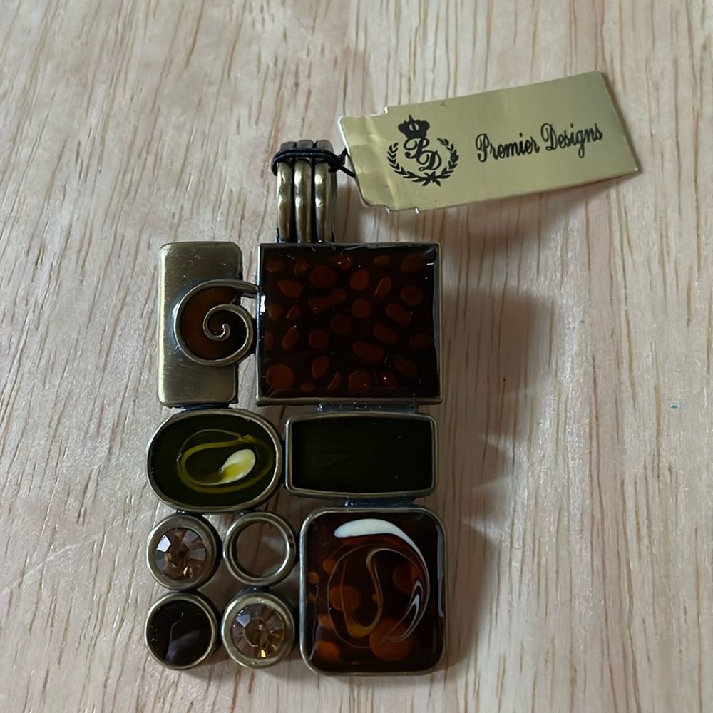 Vintage pretty amber, green & antique gold color pendant by Premier Designs.